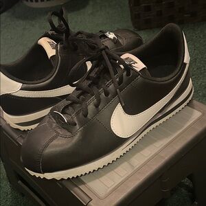 Nike Men's Black and White Classic Sneakers